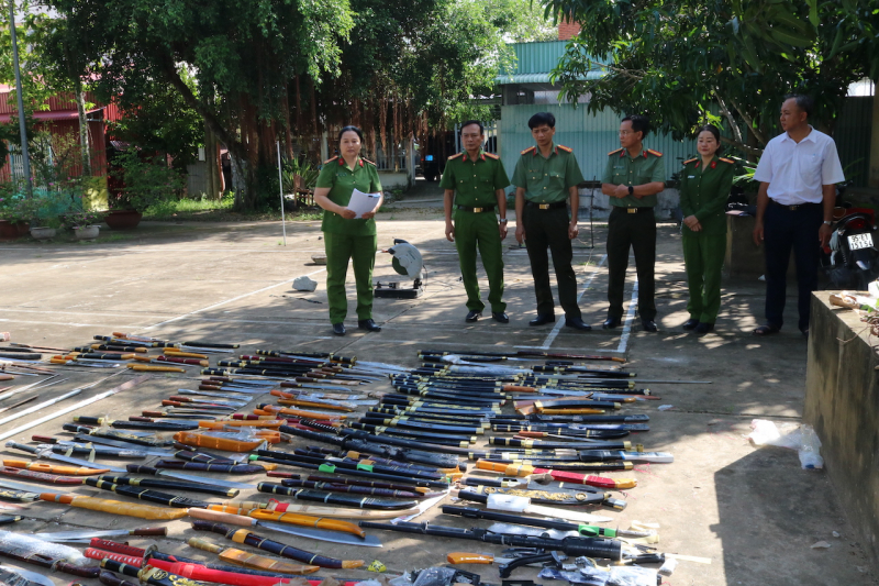 Công an tỉnh Trà Vinh: Tiêu hủy hơn 1.500 vũ khí, vật liệu nổ và công cụ hỗ trợ -0