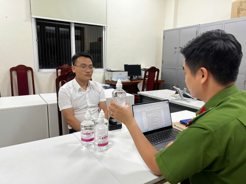 Phó chủ tịch UBND thị trấn cùng em trai sản xuất cồn giả -1