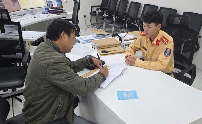 Tài xế 2 lần vượt đèn đỏ được CSGT biểu dương -0