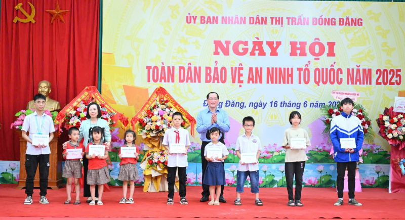 Thứ trưởng Lê Quốc Hùng dự Ngày hội toàn dân bảo vệ an ninh Tổ quốc tại Lạng Sơn -0