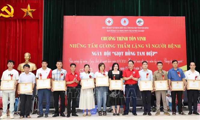 Tôn vinh gần 200 cá nhân, gia đình trong phong trào hiến máu tình nguyện -0