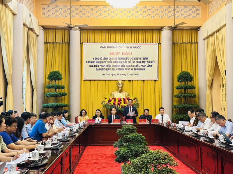 Công bố Nghị quyết của Quốc hội sửa đổi, bổ sung một số điều của Hiến pháp và các luật, pháp lệnh vừa được thông qua -0