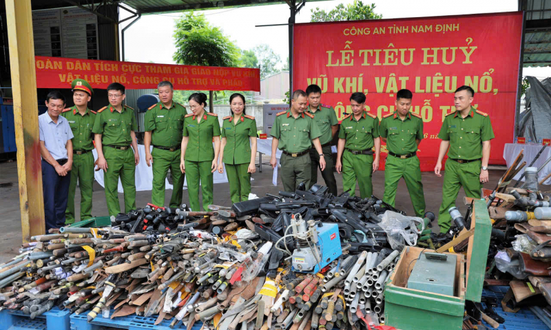 Tiêu hủy hàng nghìn vũ khí, vật liệu nổ và công cụ hỗ trợ -0