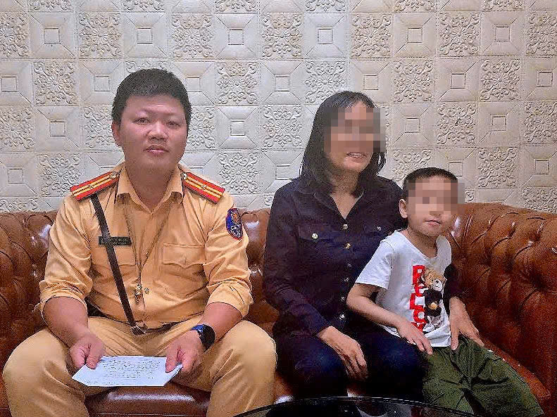CSGT tìm người thân cho bé trai lớp 1 đi lạc -0