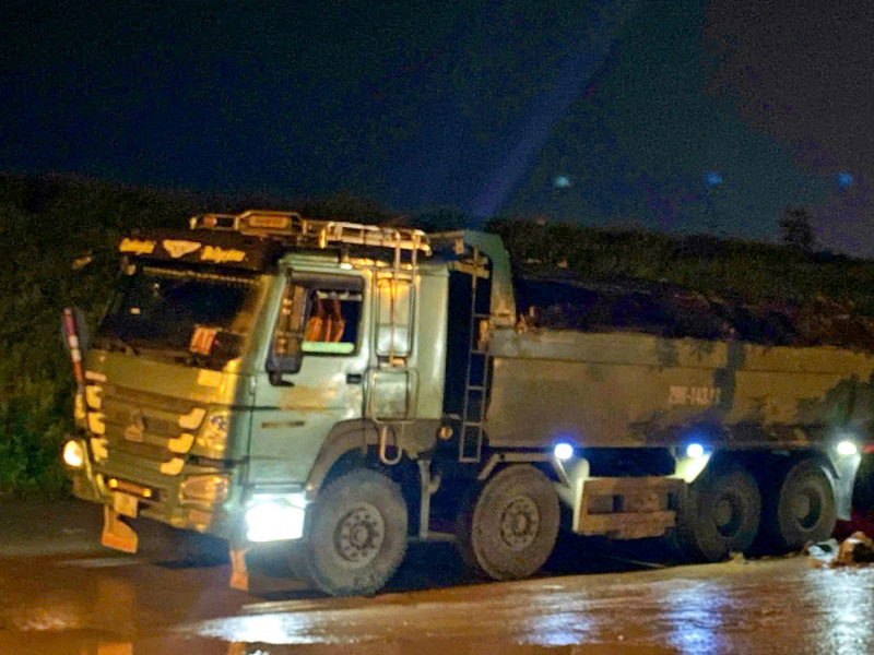 Cảnh sát truy tìm trong đêm xe quá tải, làm rơi đất ra đường -0