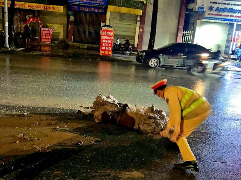 Cảnh sát truy tìm trong đêm xe quá tải, làm rơi đất ra đường -0