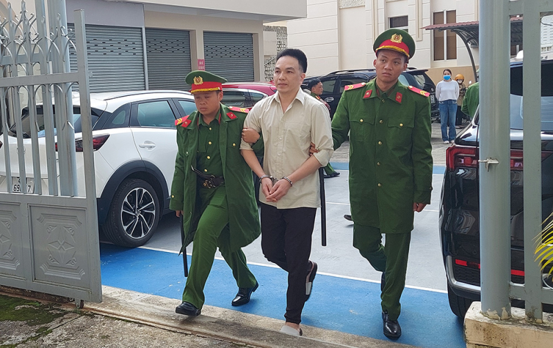 bị cáo nguyễn trường khoa được dẫn giải đến tòa.jpg -1