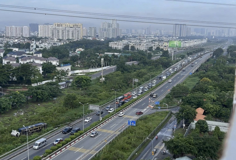 Tài xế xe đầu kéo thoát nạn khi xe lao ra khỏi cao tốc -0