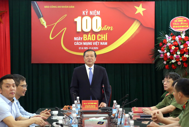 Phó trưởng Ban Thường trực Ban Tuyên giáo và Dân vận Trung ương Lại Xuân Môn thăm, chúc mừng Báo CAND -0