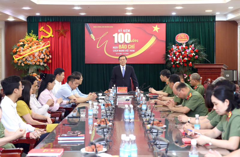 Phó trưởng Ban Thường trực Ban Tuyên giáo và Dân vận Trung ương Lại Xuân Môn thăm, chúc mừng Báo CAND -0