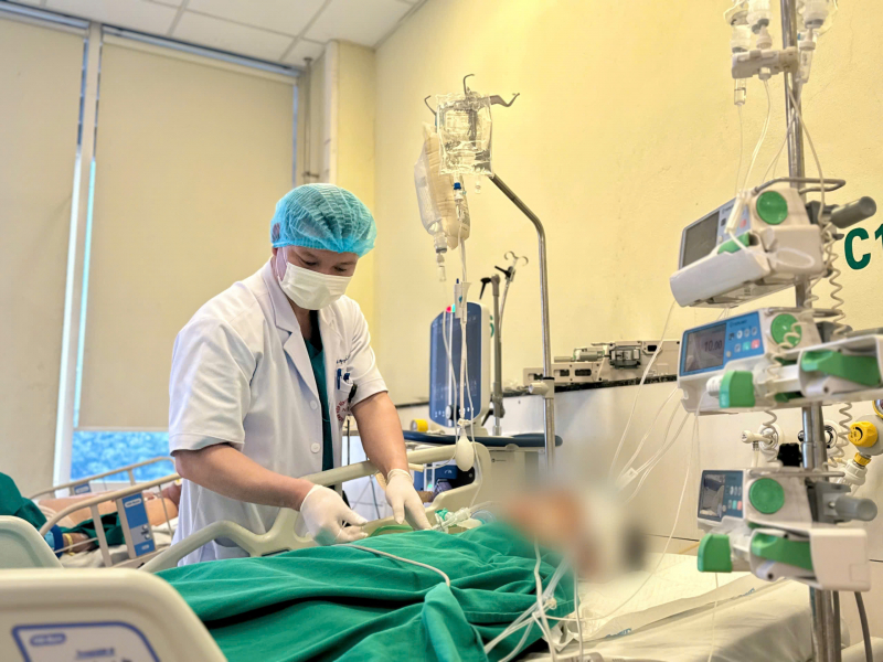 Bỏ qua thủ tục viện phí, giành giật sự sống cho nam thanh niên