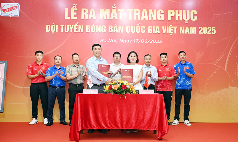 Trang phục họa tiết hoa sen đồng hành cùng Đội tuyển bóng bàn Việt Nam -0