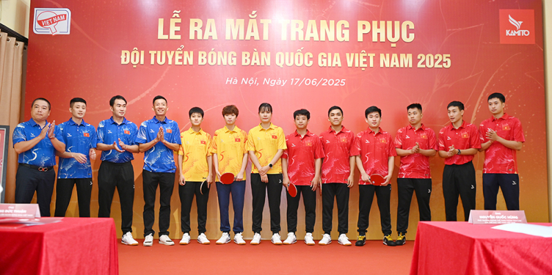 Trang phục họa tiết hoa sen đồng hành cùng Đội tuyển bóng bàn Việt Nam -0