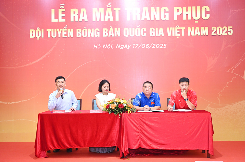 Trang phục họa tiết hoa sen đồng hành cùng Đội tuyển bóng bàn Việt Nam -0