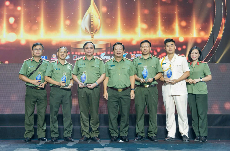 “Phóng viên” mang sắc phục Công an trên quê hương cách mạng Cao Bằng -0