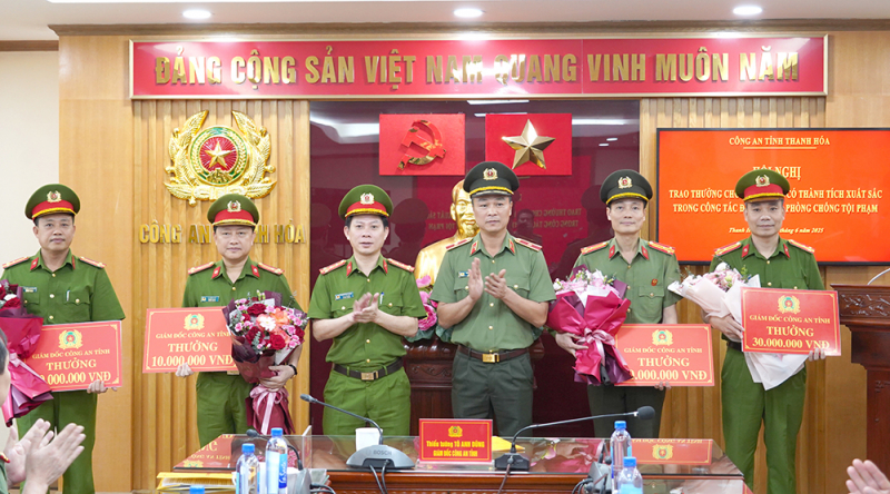 Trao thưởng cho các đơn vị có thành tích xuất sắc trong đấu tranh phòng, chống tội phạm -0