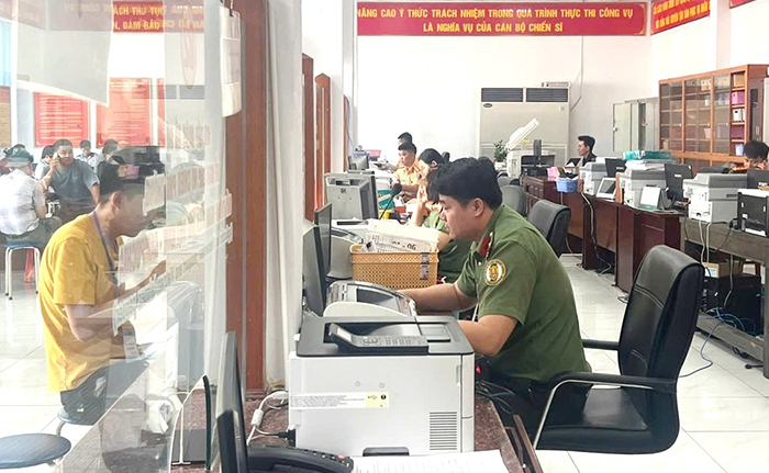 Quản lý xuất nhập cảnh ở Bình Phước: Khi chuyển đổi số đến với người dân -0