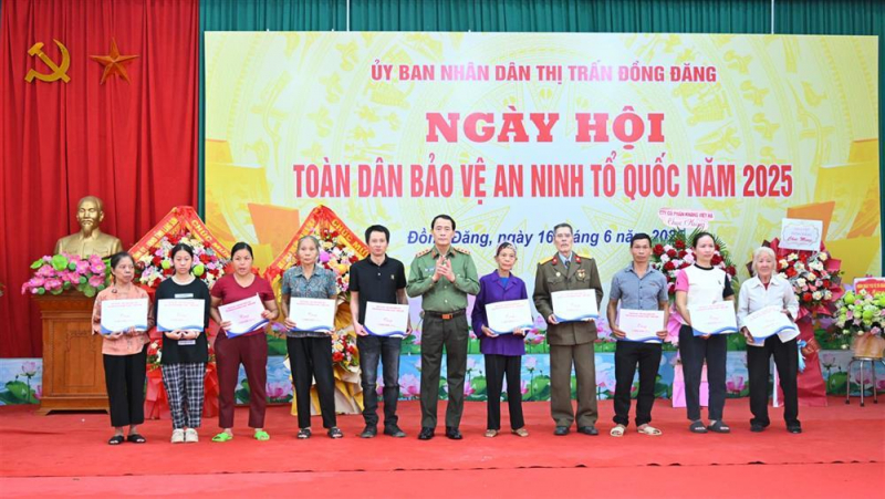 Deputy Minister Le Quoc Hung attends “All People Protecting National Security” Festival in Lang Son province -0