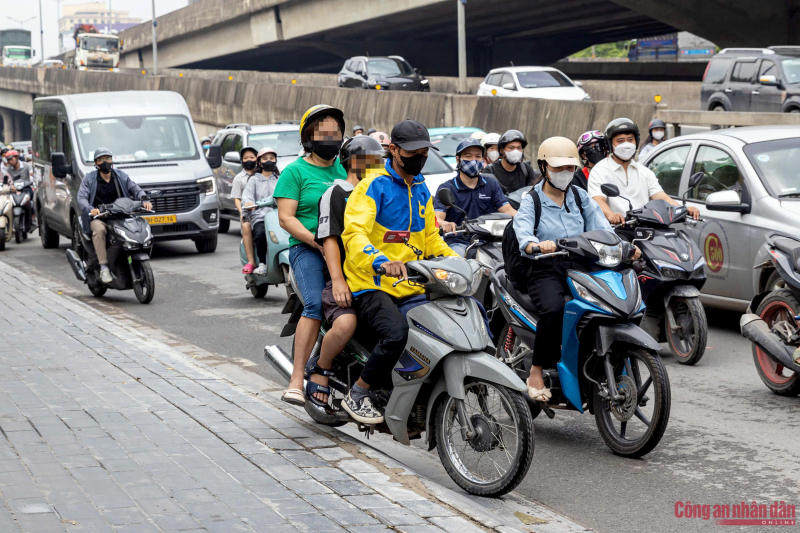 1 tháng, gần 1.200 tài xế xe ôm công nghệ với shipper vi phạm giao thông bị xử lý -0