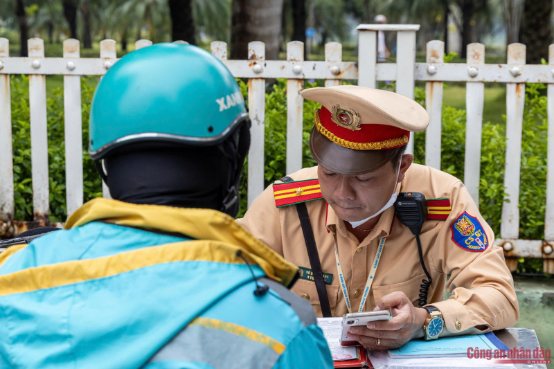 1 tháng, gần 1.200 tài xế xe ôm công nghệ với shipper vi phạm giao thông bị xử lý -0