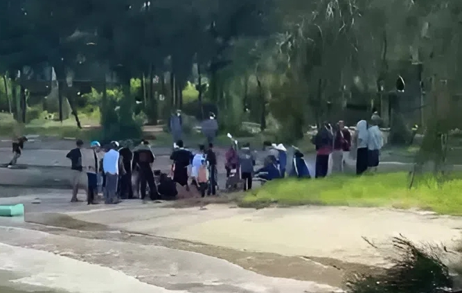 Ba anh em ruột may mắn thoát chết trong gang tấc khi bị đuối nước -0