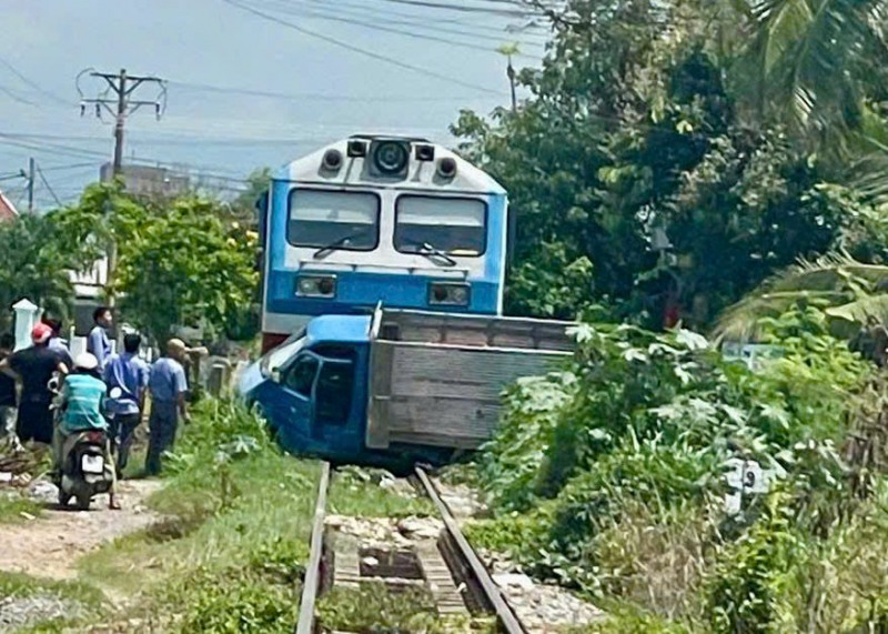 Va chạm với tàu hỏa, tài xế xe tải may mắn thoát nạn. -0