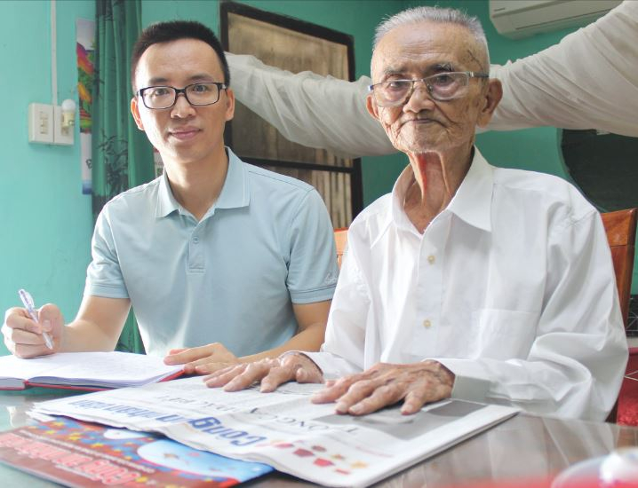 Cụ Nguyễn Xuyến truyền lửa nhiệt huyết đến phóng viên trẻ.