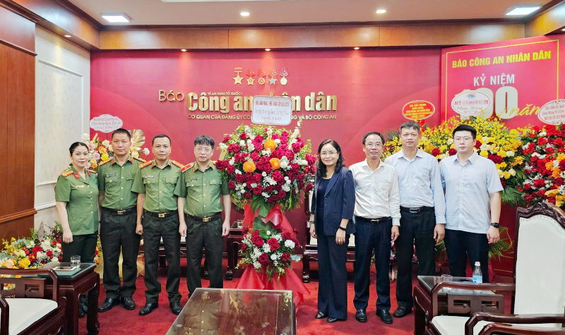 Thứ trưởng Bộ Văn hóa, Thể thao và Du lịch Trịnh Thị Thủy thăm, chúc mừng Báo CAND -0
