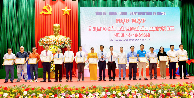 Phóng viên Báo CAND được nhiều đơn vị ghi nhận đóng góp và khen thưởng -0