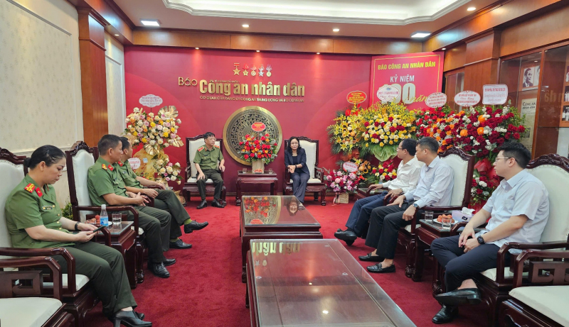 Thứ trưởng Bộ Văn hóa, Thể thao và Du lịch Trịnh Thị Thủy thăm, chúc mừng Báo CAND -0