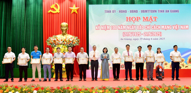 Phóng viên Báo CAND được nhiều đơn vị ghi nhận đóng góp và khen thưởng -1