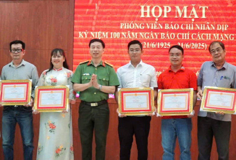 Phóng viên Báo CAND được nhiều đơn vị ghi nhận đóng góp và khen thưởng -1