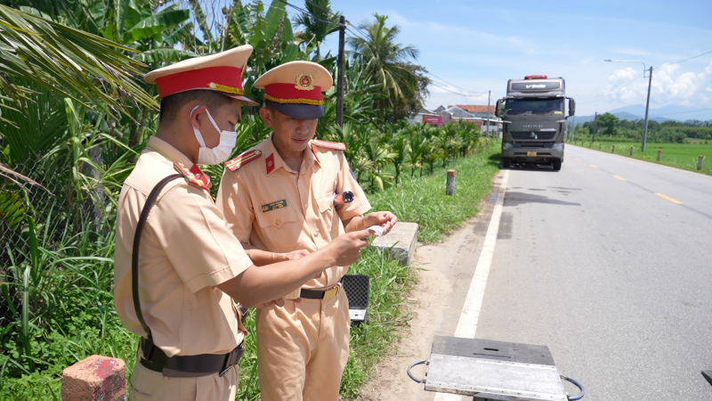 Quảng Ngãi: CSGT xử phạt 3 đầu kéo, ô tô tải chở cát quá tải trên 220 triệu đồng -0