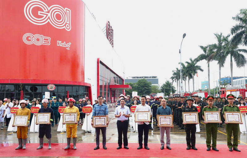 Bắc Giang Nâng Cao Năng Lực Ứng Phó Sự Cố Cháy Nổ 9 Chủ tịch UBND tỉnh trao bằng khen