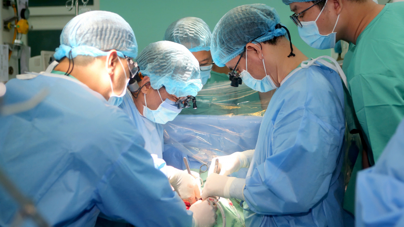 Bác sĩ chạy đua thời gian thực hiện cùng lúc 4 ca ghép tim, gan, giác mạc xuyên Việt -0