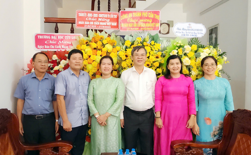 Chủ tịch UBND TP Cần Thơ thăm, chúc mừng Văn phòng Thường trú Báo CAND khu vực ĐBSCL -0