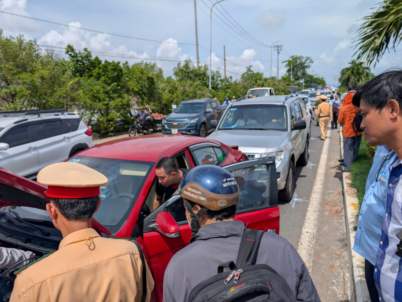 Vũng Tàu: Va chạm liên hoàn khiến nhiều ô tô hư hỏng -1