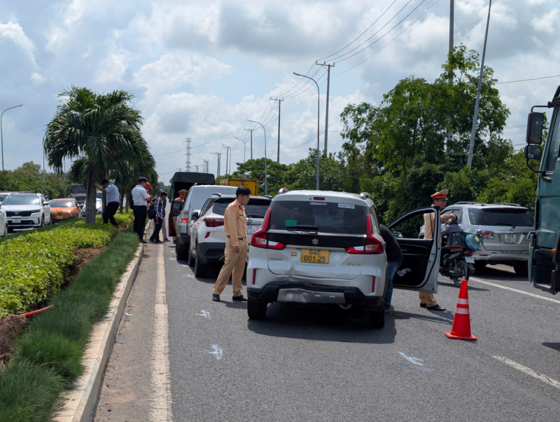 Vũng Tàu: Va chạm liên hoàn khiến nhiều ô tô hư hỏng -3