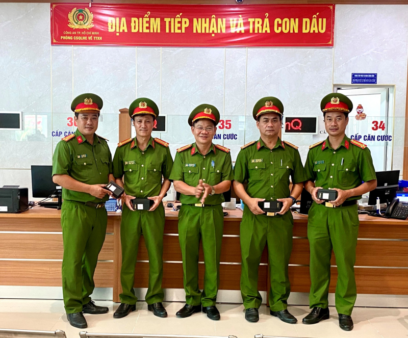 TP Hồ Chí Minh: Tổ chức thu hồi - cấp mới con dấu cho cấp xã theo mô hình mới -0