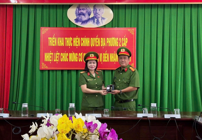 TP Hồ Chí Minh: Tổ chức thu hồi - cấp mới con dấu cho cấp xã theo mô hình mới -3