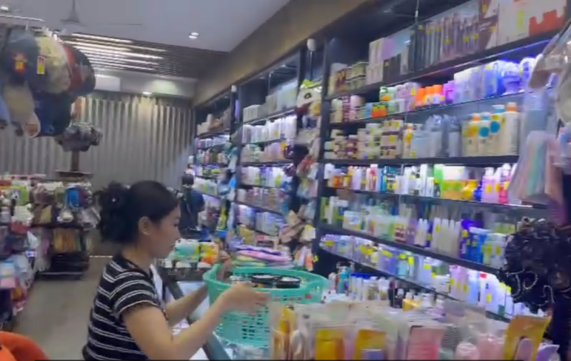 Bán hàng nhập lậu, giả nhãn hiệu, một cơ sở bị đề nghị xử phạt 121 triệu đồng -0