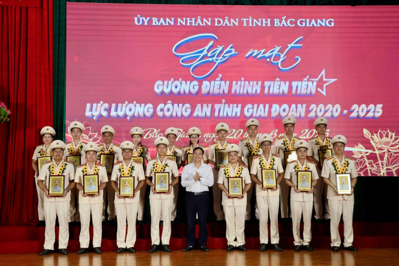 Chủ tịch UBND tỉnh Bắc Giang gặp mặt 80 điển hình tiên tiến giai đoạn 2020-2025 -0