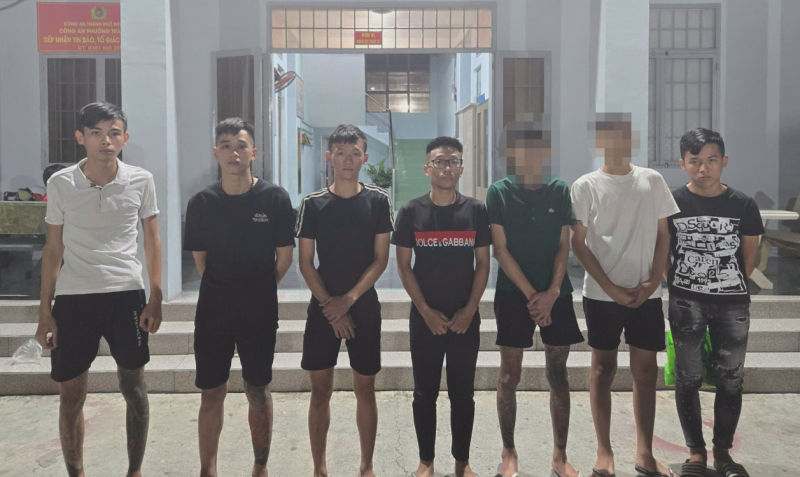 Mẹ bị đánh, nam thanh niên nhờ đồng bọn mang hung khí đi trả thù -0 Mẹ bị đánh, nam thanh niên nhờ đồng bọn mang hung khí đi trả thù -0