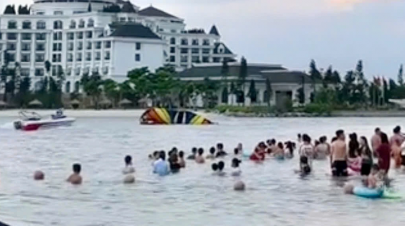Phạt 21 triệu đồng doanh nghiệp để dù lượn gắn động cơ rơi xuống bãi biển đông du khách -0