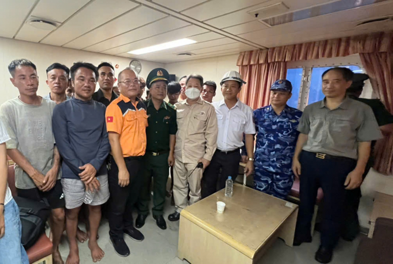 เรือต่างชาติช่วยชาวประมง 11 รายที่อับปางกลางทะเลในไฮฟอง -0