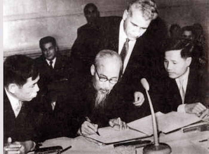 Những mẩu chuyện về Bác Hồ với báo chí -0