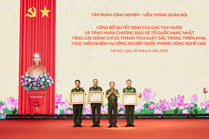 Chủ tịch nước tặng thưởng Huân chương Bảo vệ Tổ quốc hạng Nhất cho các lãnh đạo Tập đoàn Viettel -0