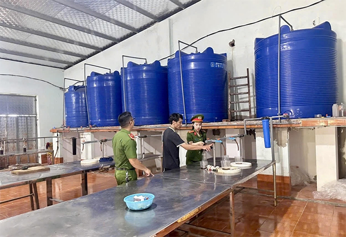 Làm rõ vụ bao bì nước mắm bị vứt bỏ bên đường ghi nơi sản xuất tại Thanh Hóa -0
