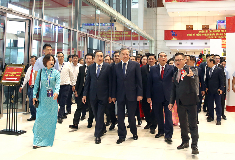 Báo chí kiến tạo niềm tin, cổ vũ khát vọng phát triển, xây dựng một nước Việt Nam hùng cường, thịnh vượng, trường tồn -0