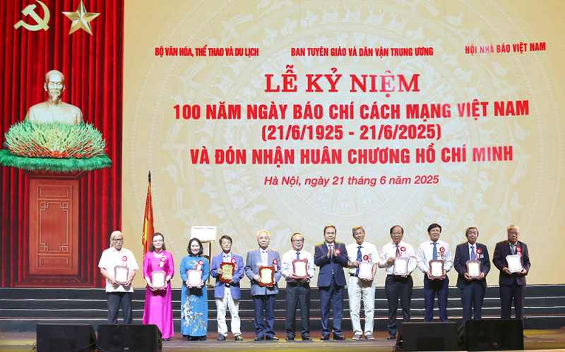 Báo chí kiến tạo niềm tin, cổ vũ khát vọng phát triển, xây dựng một nước Việt Nam hùng cường, thịnh vượng, trường tồn -0